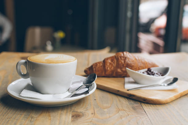 Petit déjeuner : cappuccino et croissant