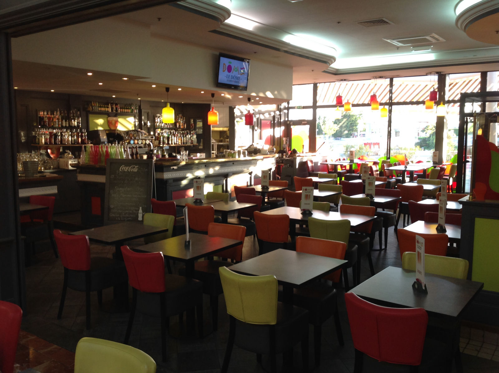 Le bar et la salle du restaurant